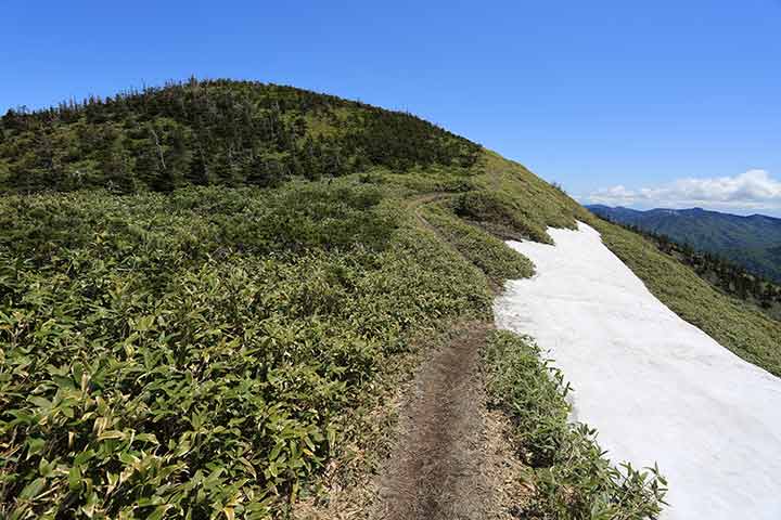 岩菅山は雪深いエリア