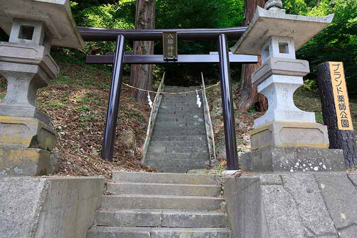 主な登山口はループ橋から見える八櫛神社の鳥居から