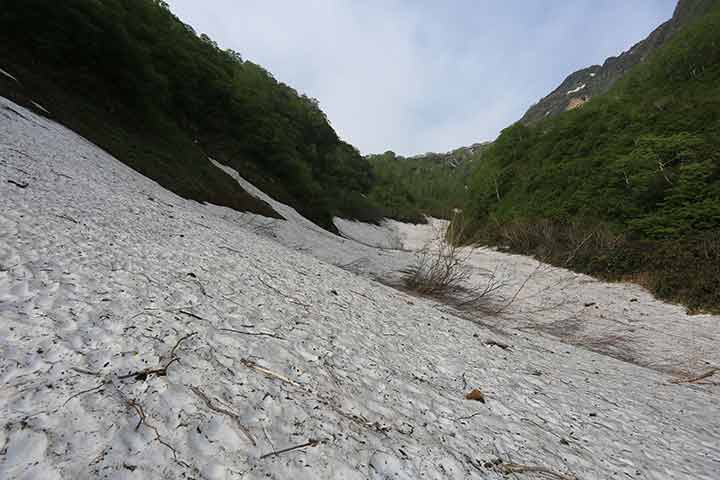妙高山には、主に燕温泉か、赤倉からロープウェイを使って登られます。