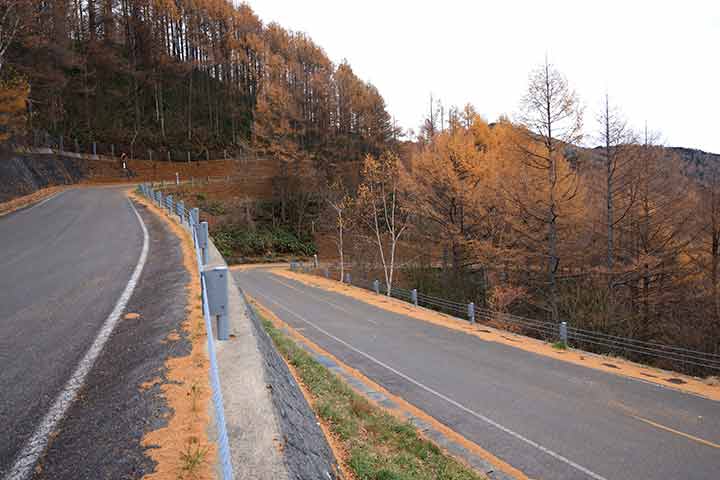 登山口のある万座道路は積雪期に通行止めとなる