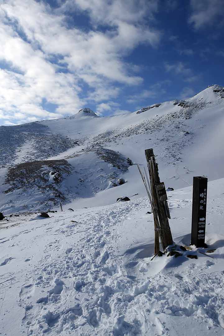 安達太良山 登山（奥岳登山口） （1月）｜広大な雪原と雪のモニュメントの冬山