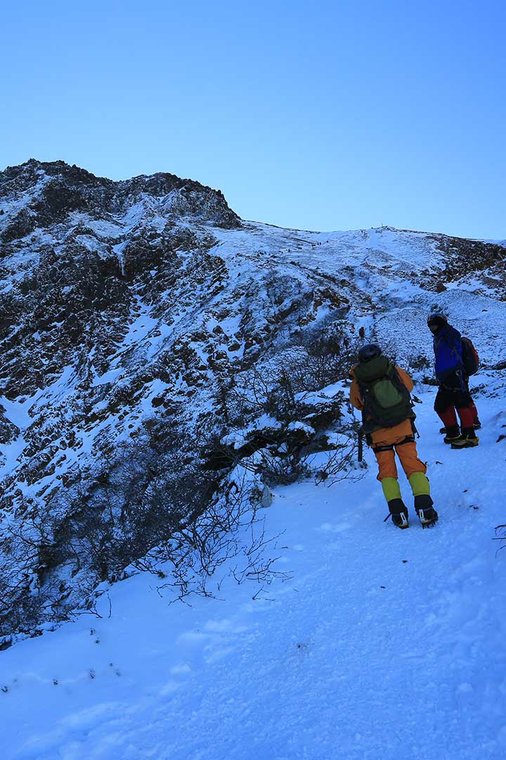 赤岳　冬季日帰り登山 （12月）｜青空に雪が光る積雪期の八ヶ岳最高峰