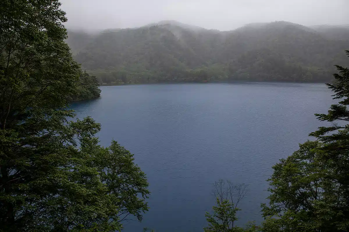 志賀高原赤石山登山 志賀高原赤石山-それでも大沼池は青い
