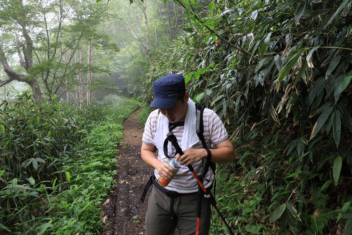 志賀高原・赤石山登山 口の中に虫が入ったらしい･･･