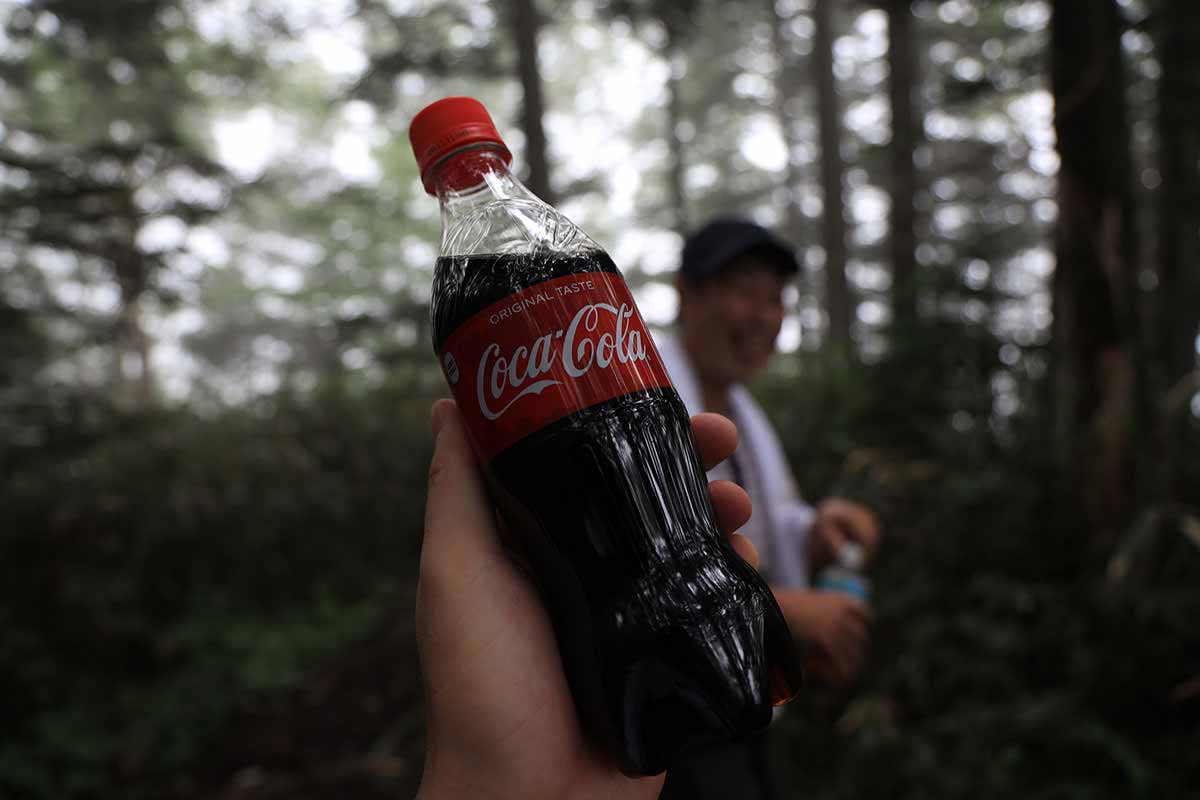 志賀高原・赤石山登山 後ろで笑っている人にコーラをもらった