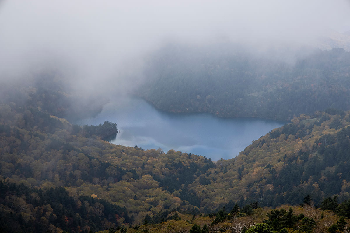 志賀高原赤石山-青い水面ばかりを見てしまう