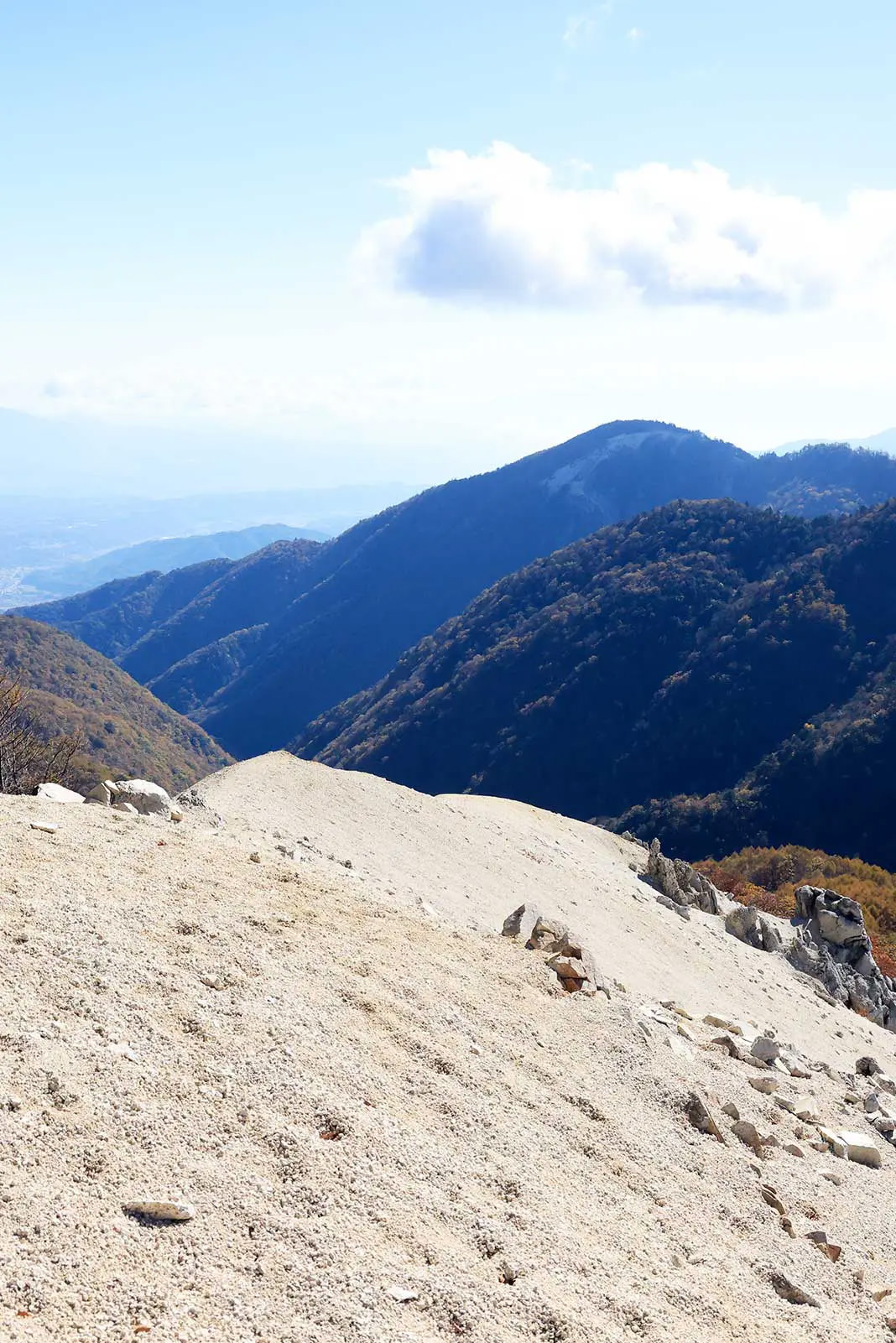 雨乞岳 登山 （10月）｜石尊神社から水晶ナギを見る登山道