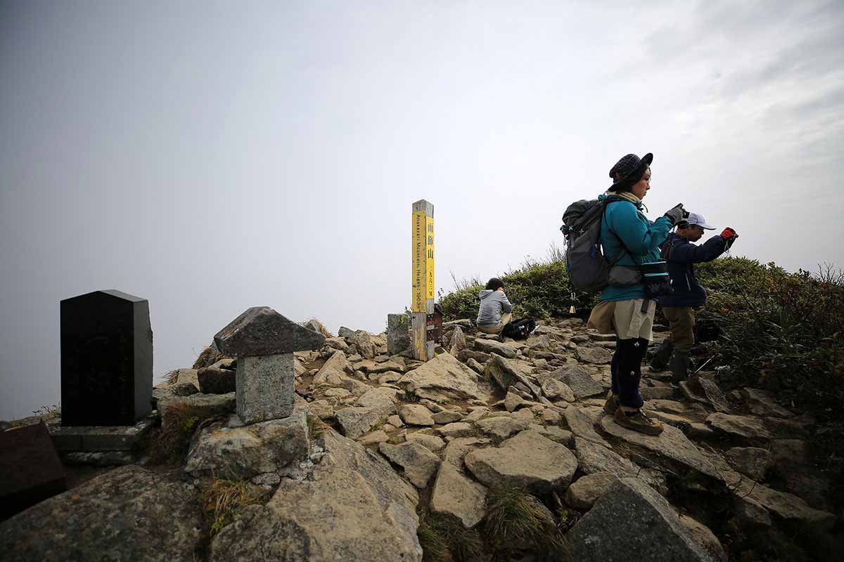 雨飾山登山 にしても山頂は人気で捌けないな