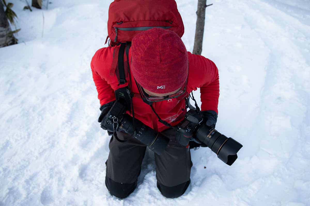 四阿山登山 ガンキヤノン的赤い服と大きなカメラ