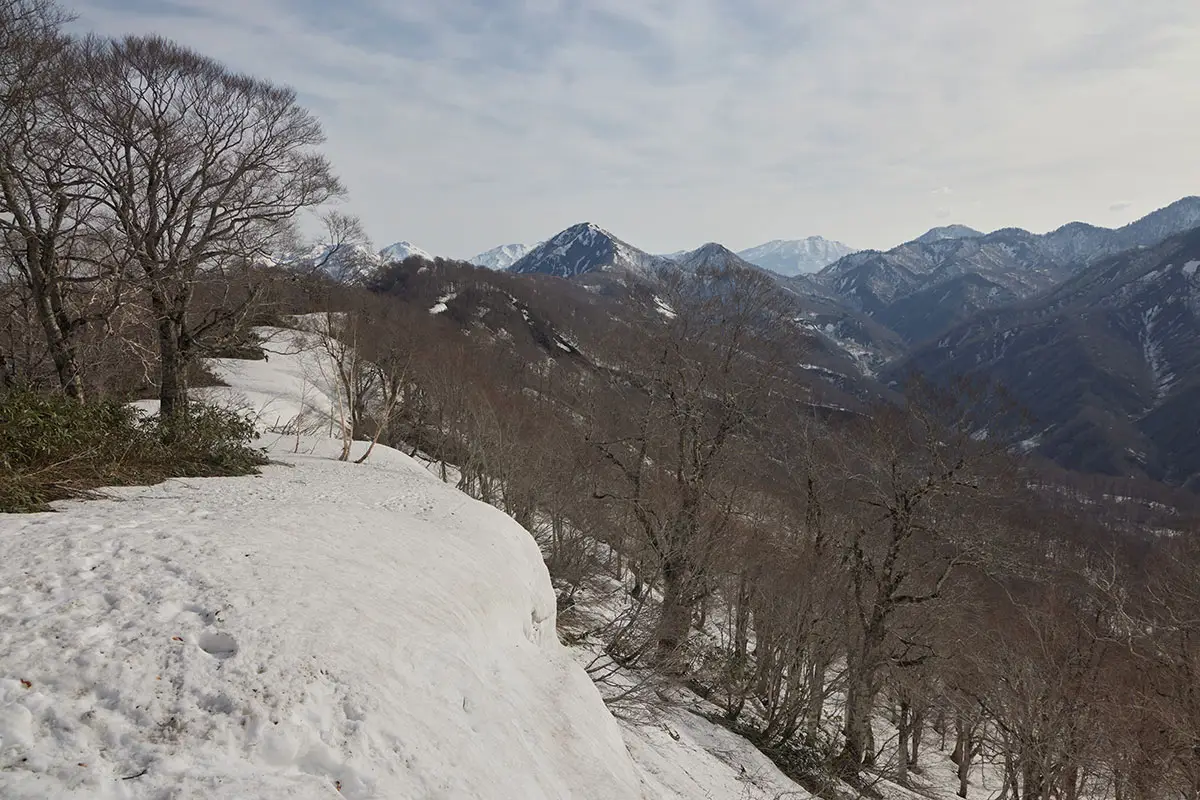堂津岳登山 向こうに大きな山が見える