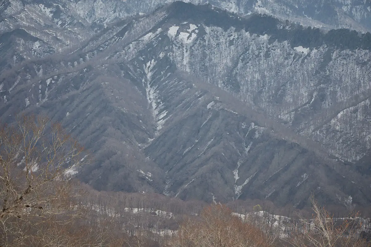 堂津岳登山 下に見える山肌の模様が印象的