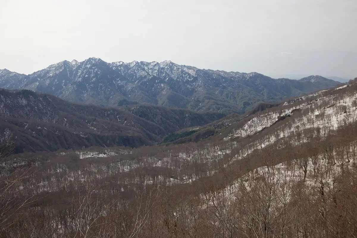 堂津岳登山 戸隠連峰は本院岳が印象的に見える