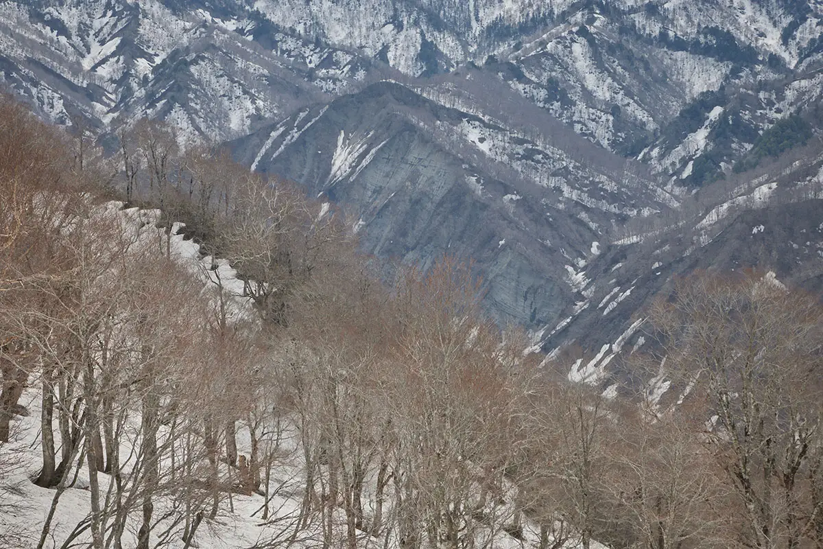 堂津岳登山 下に見える谷あいに大きな岩の壁