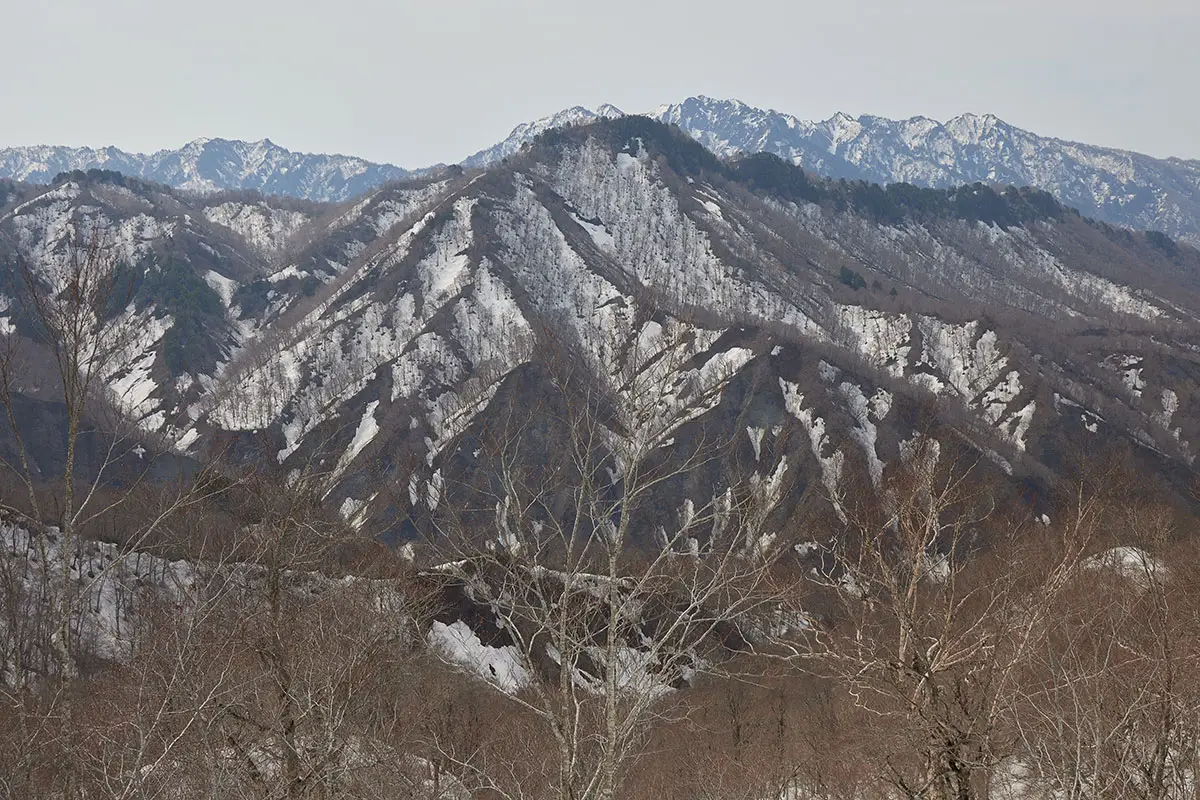 堂津岳登山 戸隠連峰の前にある山も存在感のある形をしている