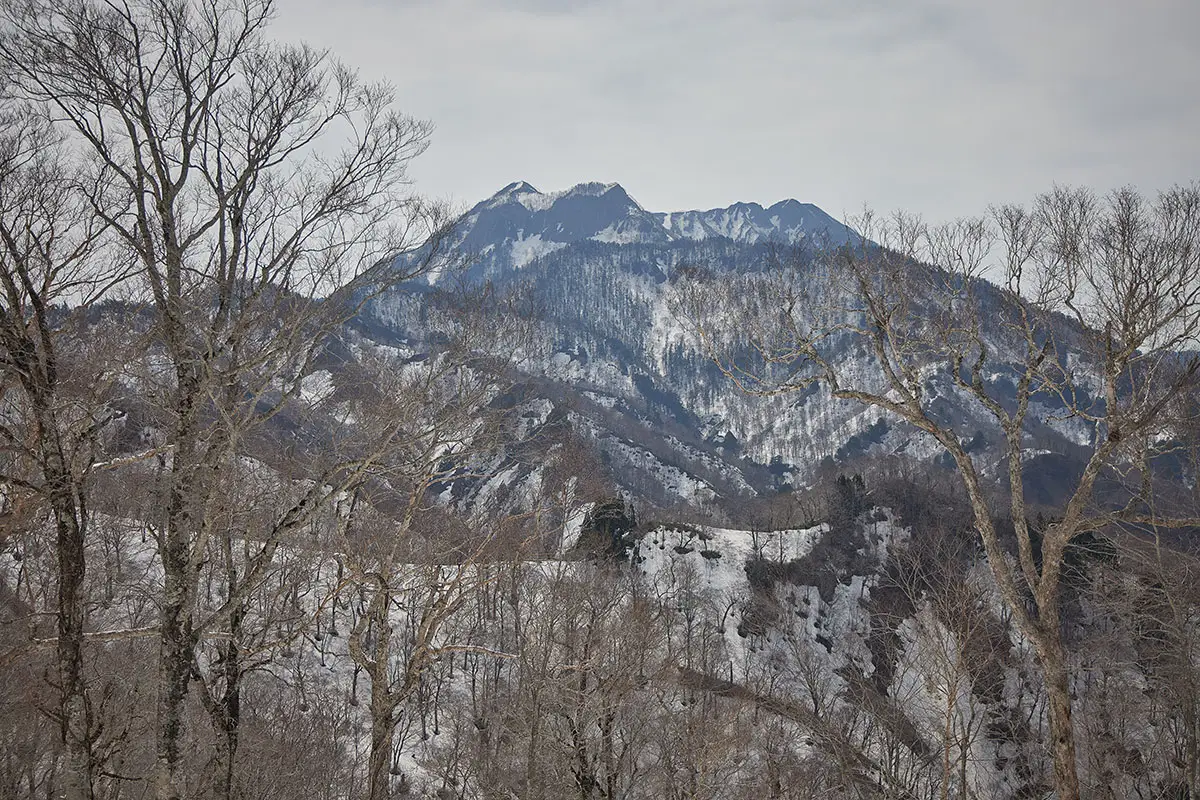 堂津岳登山 高妻山も乙妻山のほうが存在感を増してきた