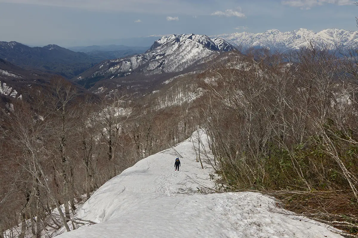 堂津岳登山 雪の尾根を振り返る