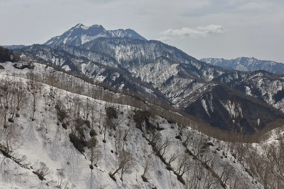 堂津岳登山 高妻山は知っている形と違って見える
