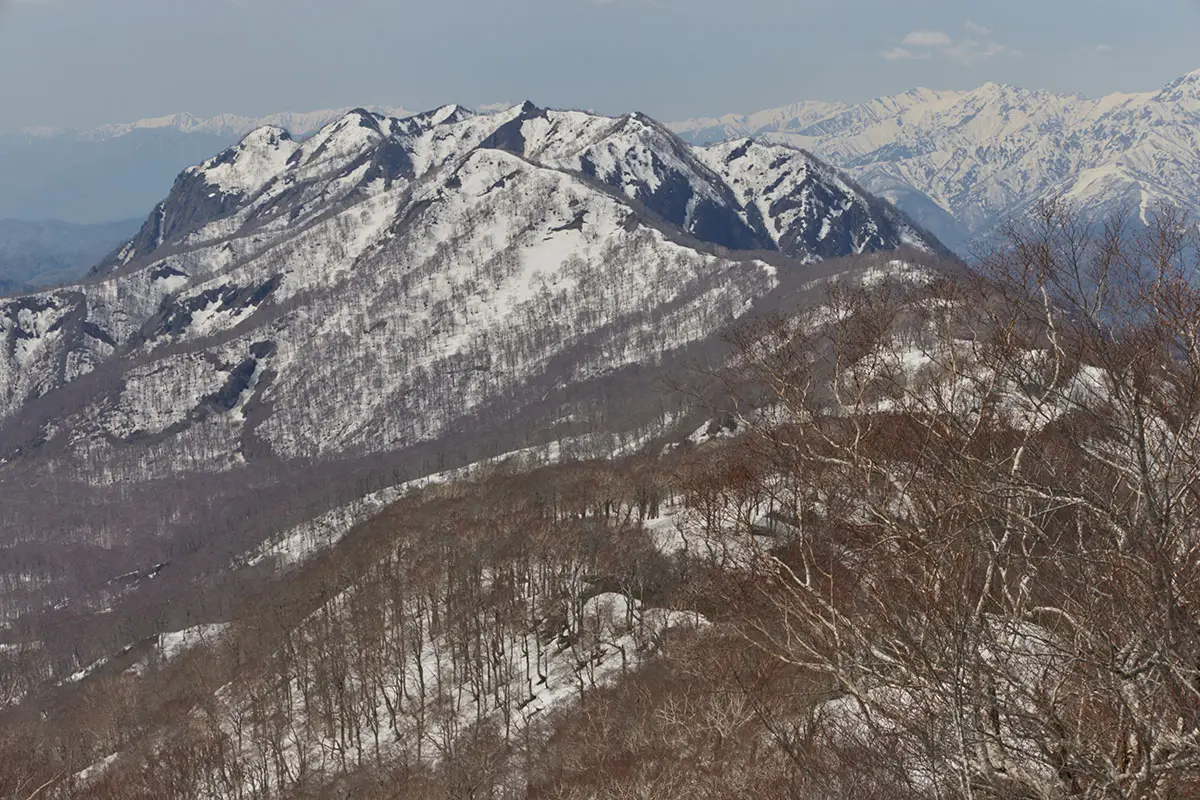 堂津岳登山 中西山や東山は形がかなり特徴的