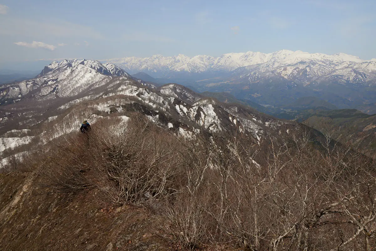 堂津岳登山 痩せ尾根の途中から振り返る