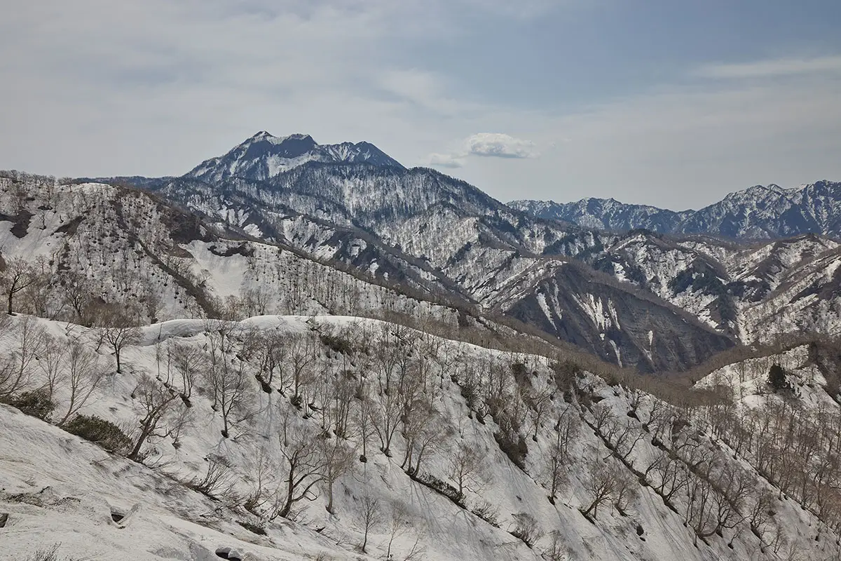 堂津岳登山 ひときわ高い高妻山の存在感