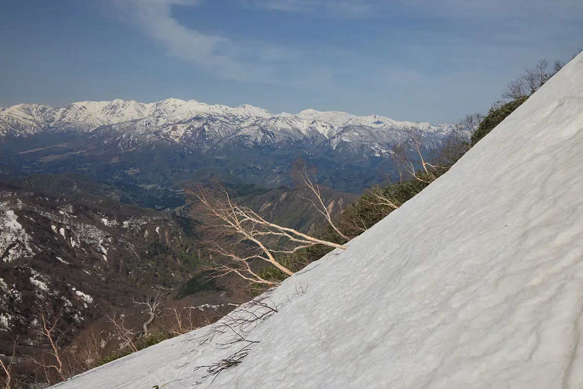 堂津岳登山 横を見ると北アルプス