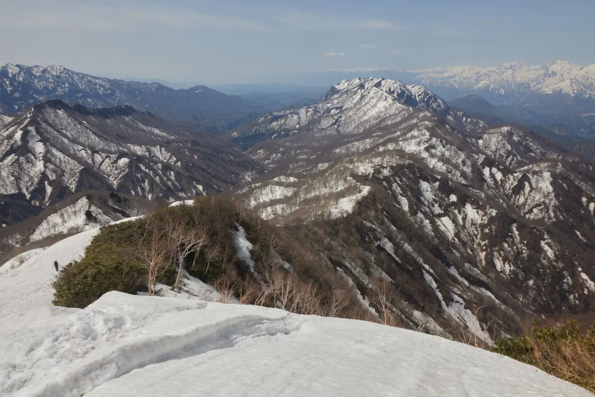 堂津岳登山 中西山の向こうにも北アルプス