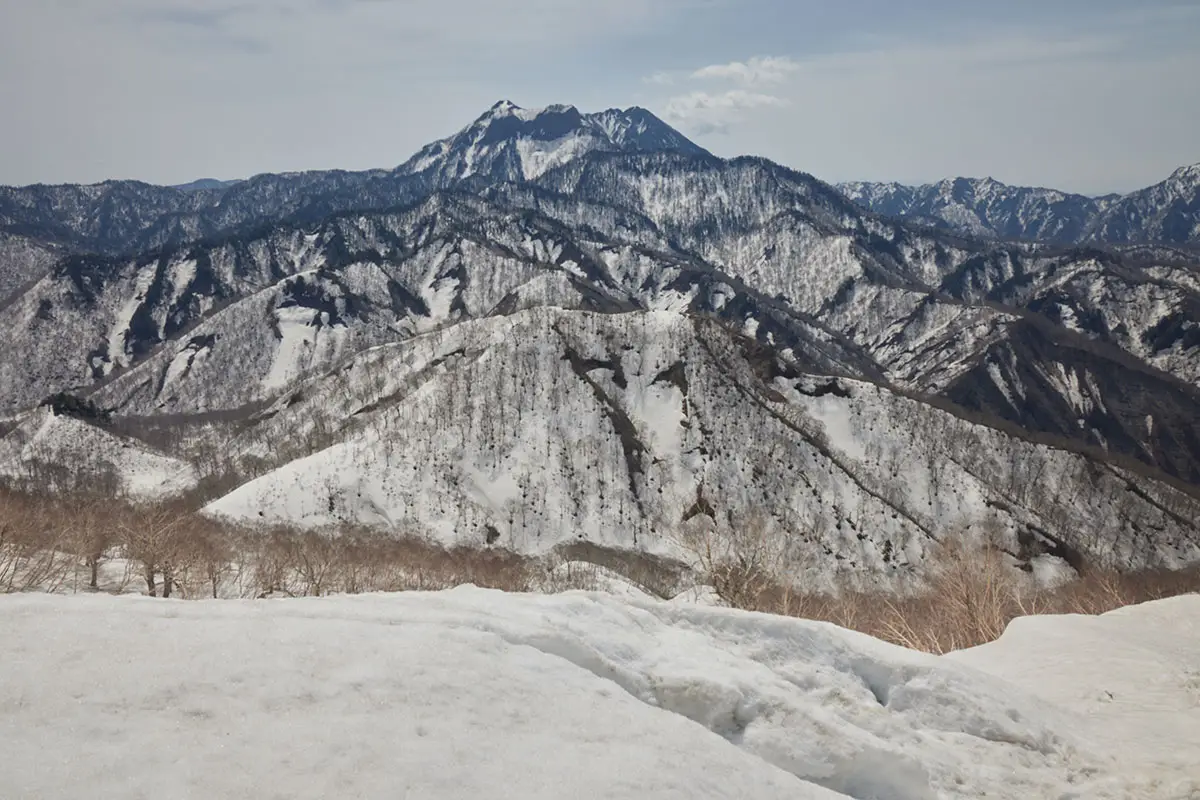 堂津岳登山 北アルプスの反対側に高妻山