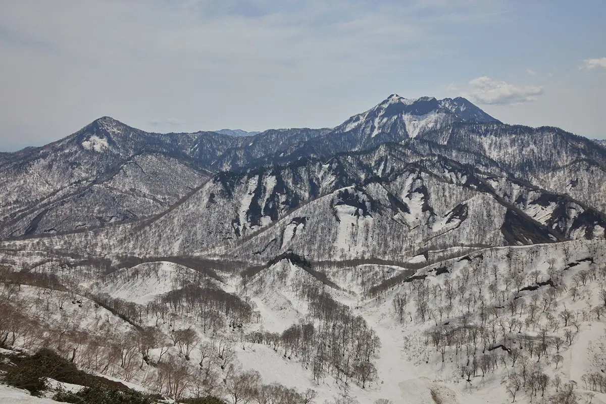 堂津岳登山 右に見えるのは高妻山と地蔵山