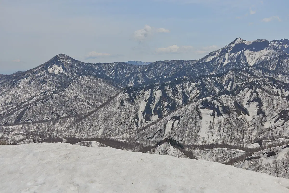 堂津岳登山 黒姫山が見えたのは地蔵山と乙妻山の間