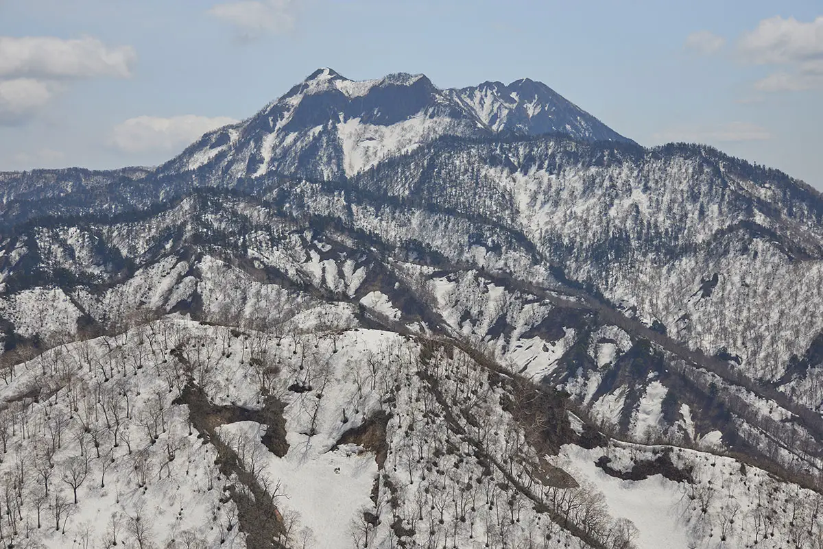 堂津岳登山 この角度の高妻山も見納め