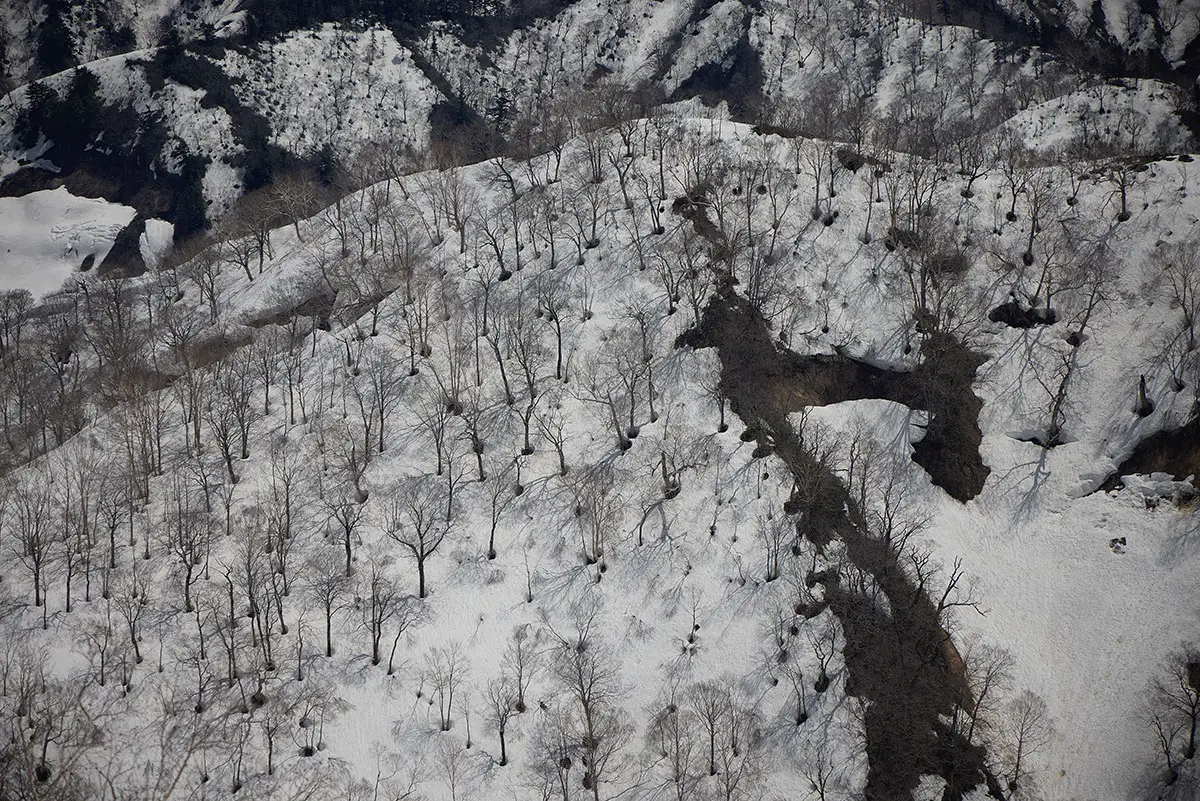 堂津岳登山 下に見える残雪の景色もおもしろい