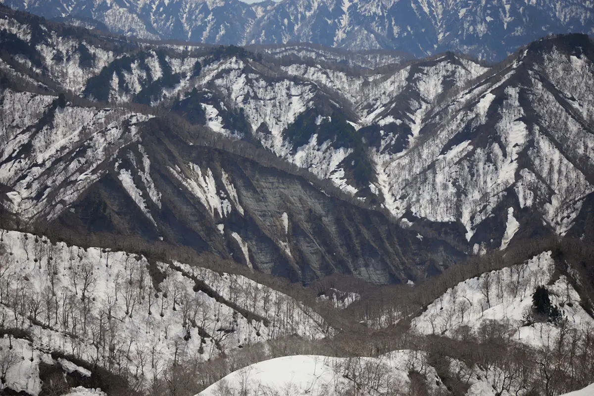 堂津岳登山 気になった巨大な岩壁が近づいてきた