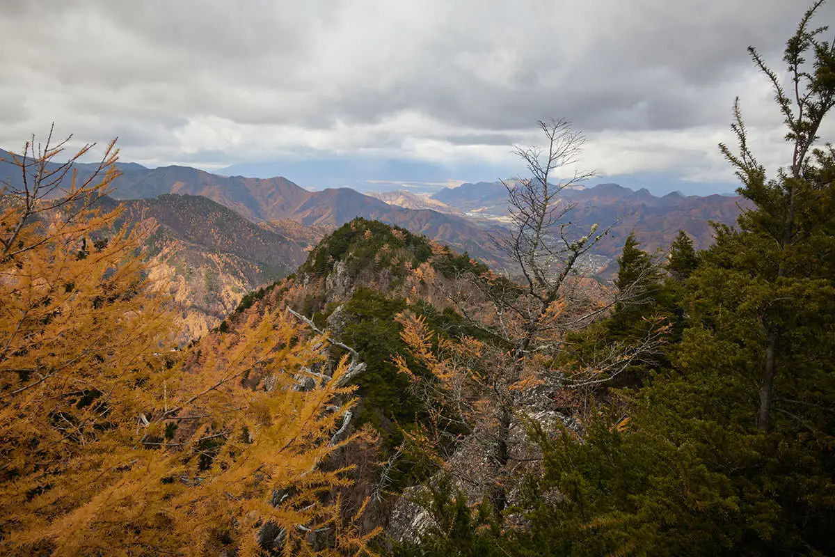 五郎山登山 山頂の奥から北側を見る