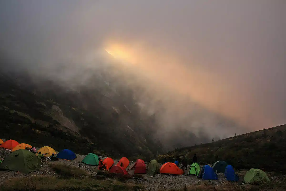 五竜岳登山 五竜岳-雲の中の夕陽を眺める
