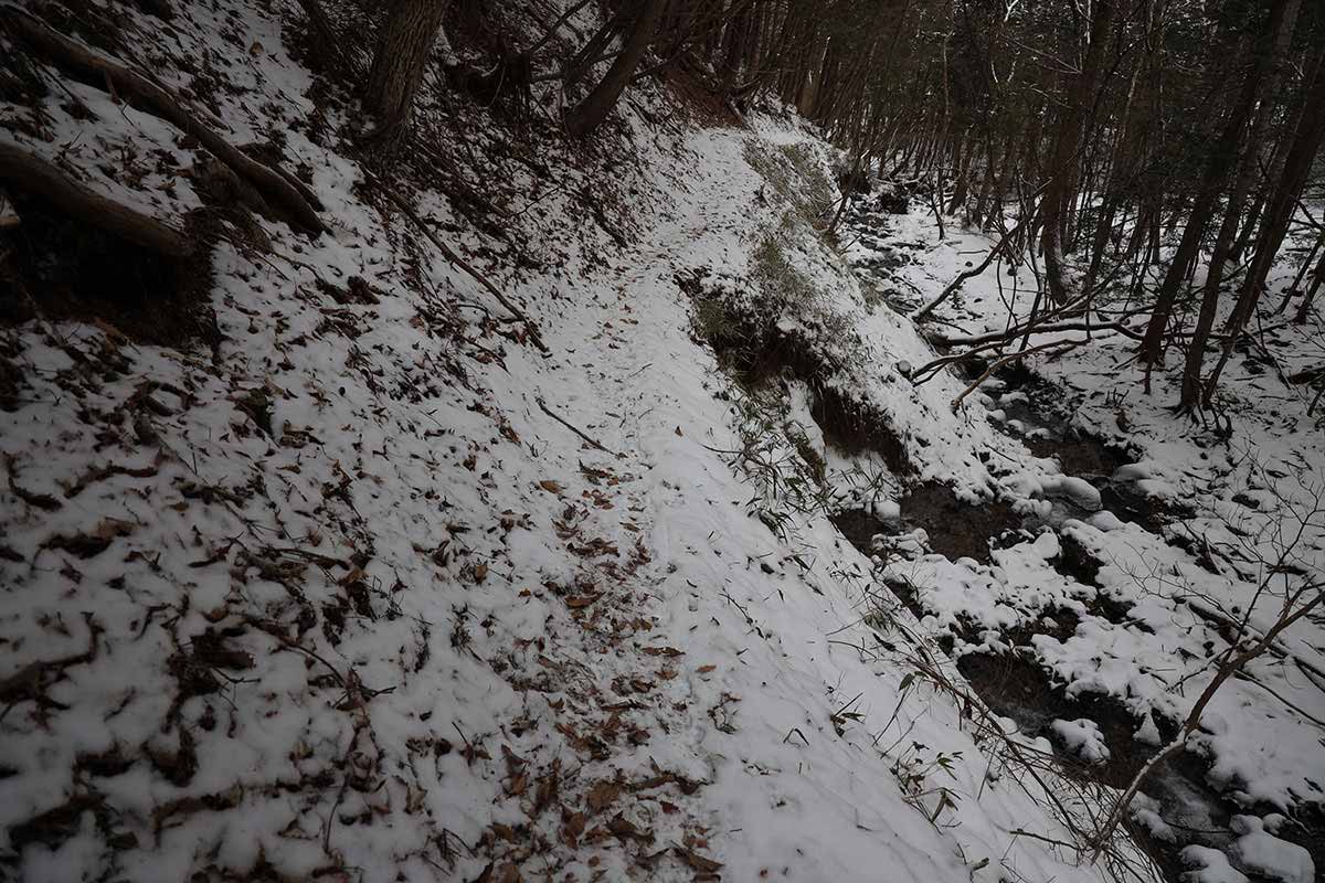 鉢伏山登山 滑ったら川に落ちるんじゃないか?