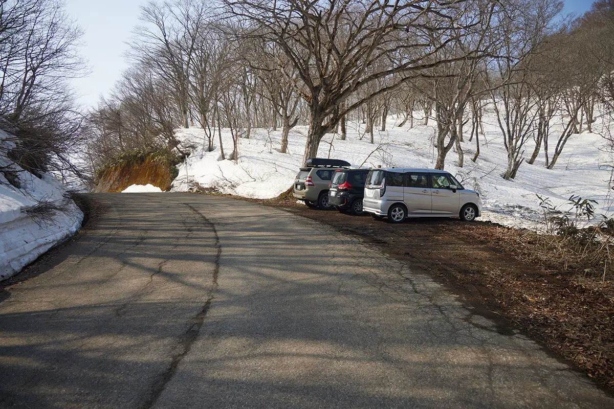 斑尾山登山 県道の空いたスペースから入る