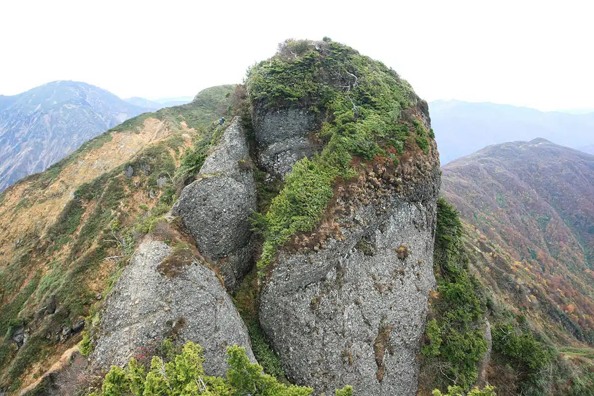 八海山登山 八海山-似たような形の岩の連続