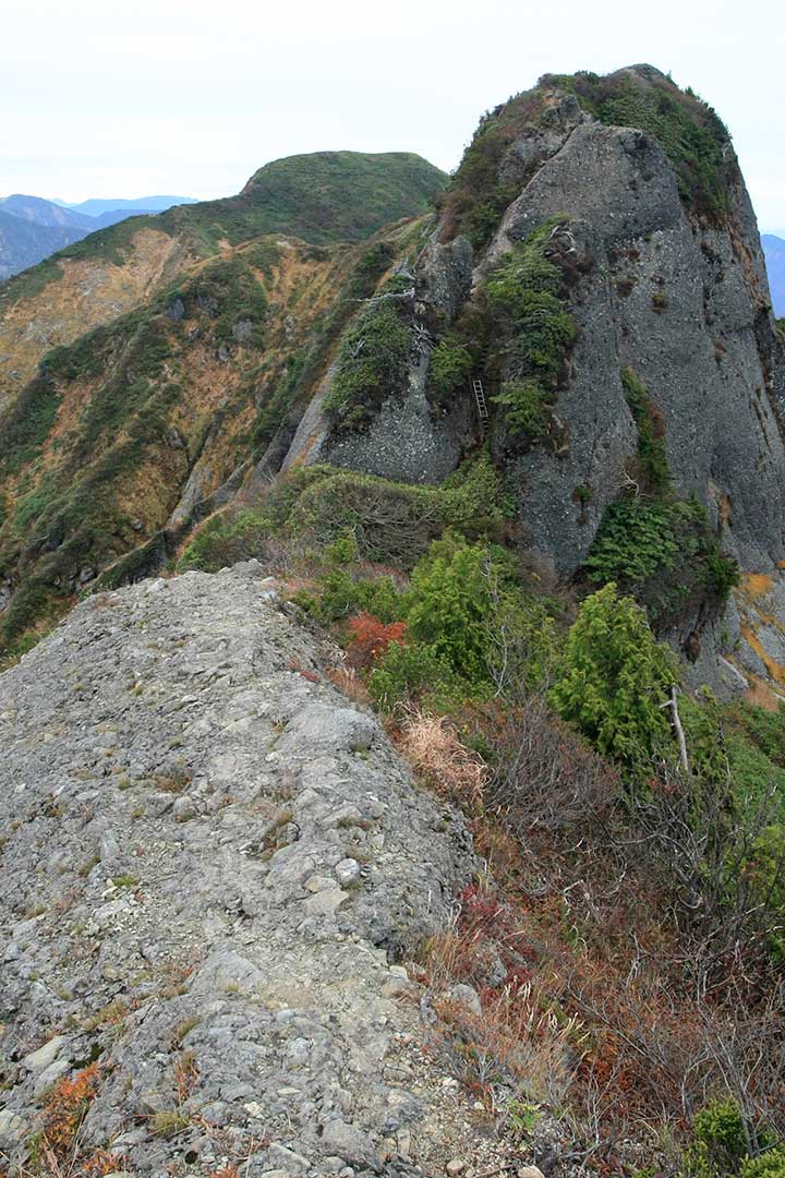 【八海山登山】危険度高めの屏風道 （10月）｜紅葉の八海山へ初心者にはお勧めできないコース