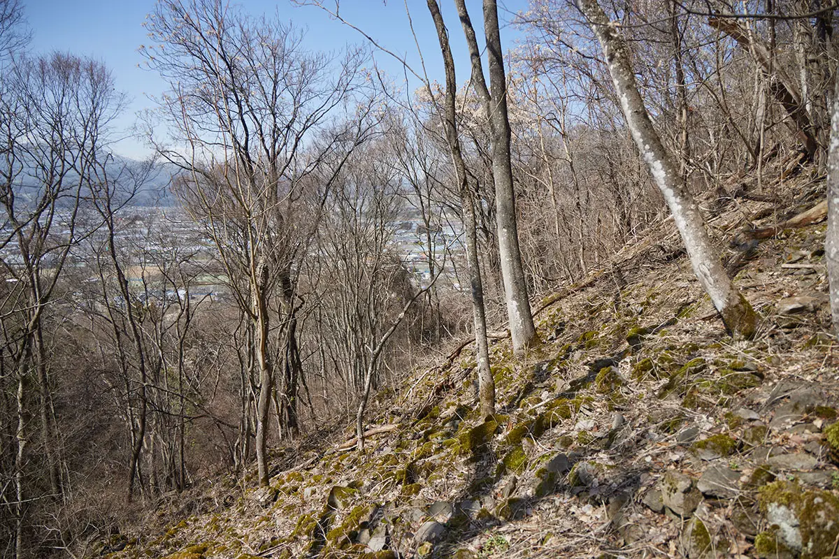 箱山登山 急な登山道を下りる