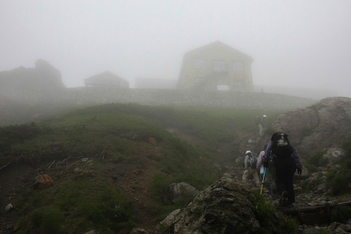白馬岳鑓ヶ岳杓子岳登山 見上げると頂上宿舎