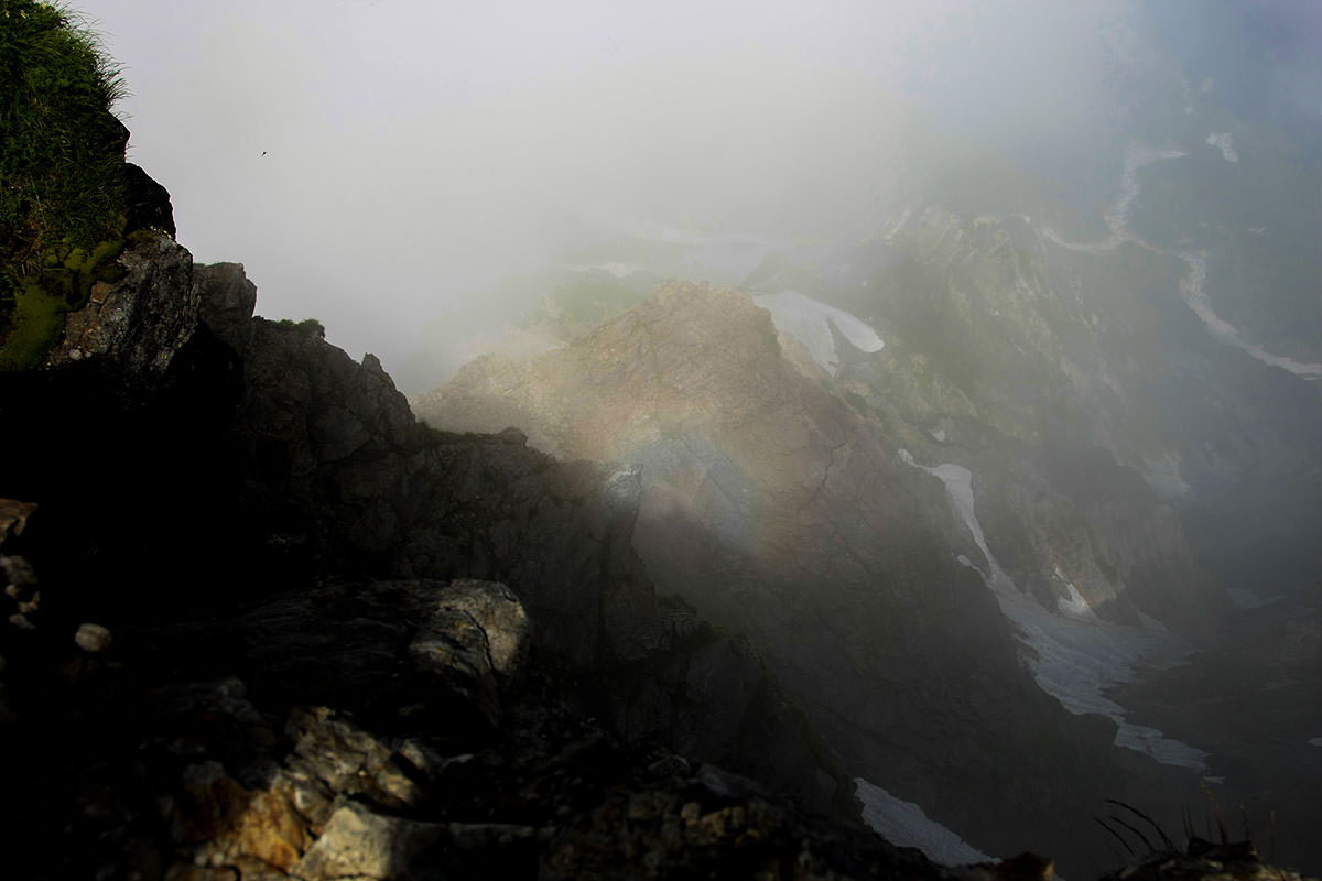 白馬岳鑓ヶ岳杓子岳登山 ガスに影が映る