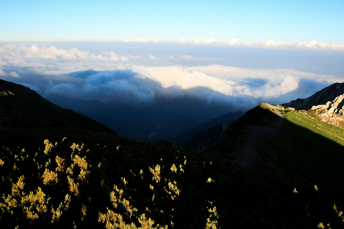 白馬岳鑓ヶ岳杓子岳登山 東側には山影が映る