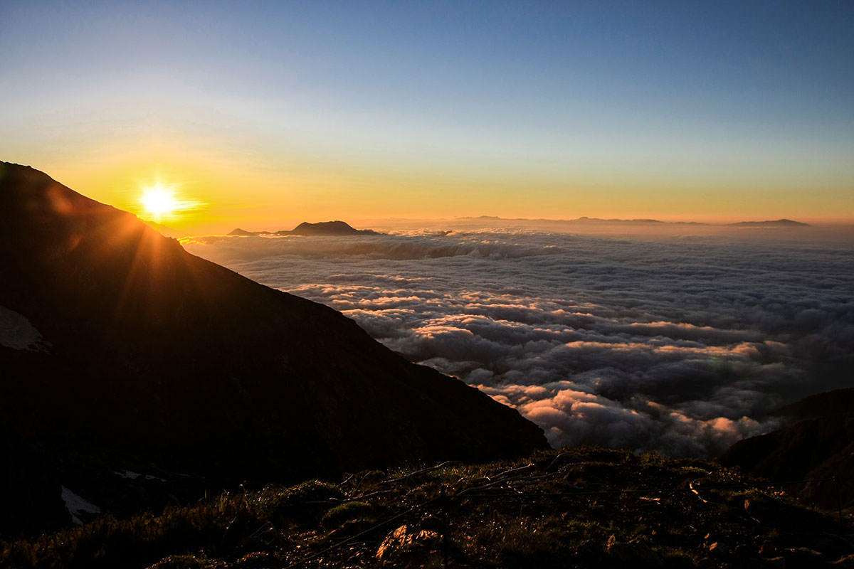 白馬岳鑓ヶ岳杓子岳登山 朝陽が昇る