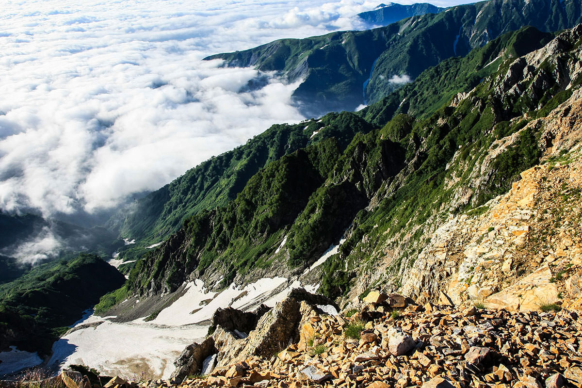 白馬岳鑓ヶ岳杓子岳登山 尾根から見下ろすと絶壁