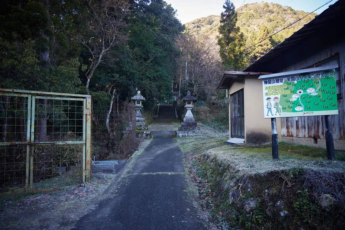半国山登山 駐車場を出て左に登山口