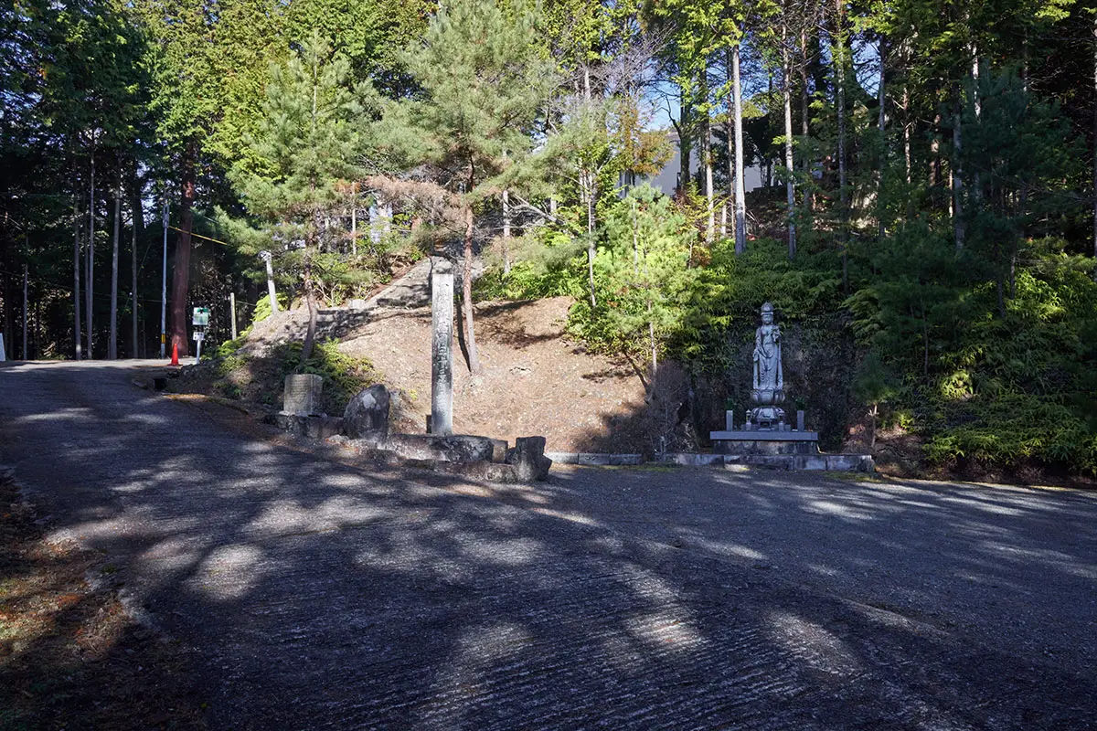 半国山登山 道路を歩くと金輪寺に到着