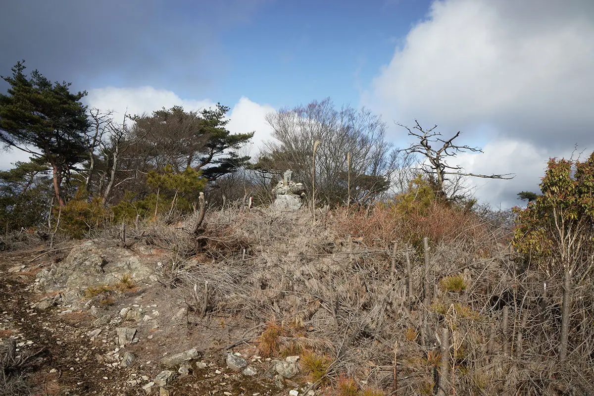 半国山登山 大きな石碑が建っているのが見える