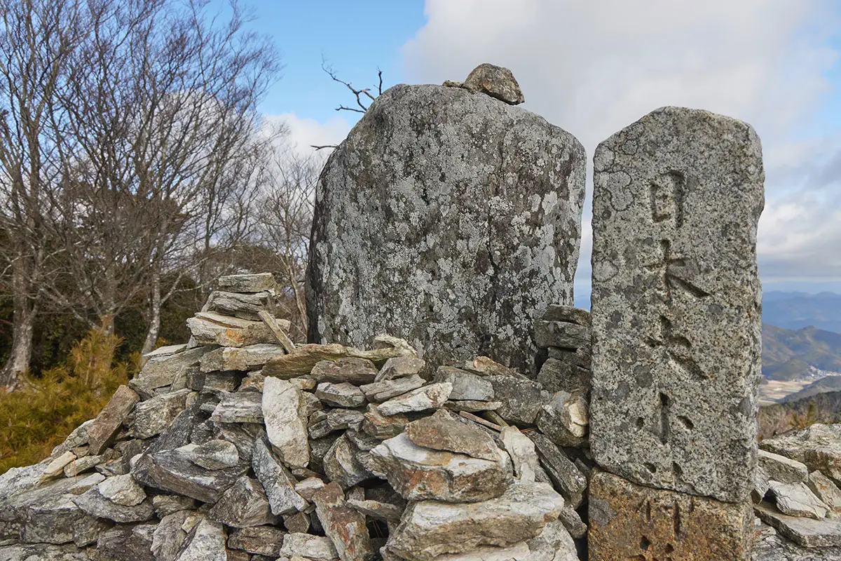 半国山登山 日本のいろいろな神様を祀ってますという感じ