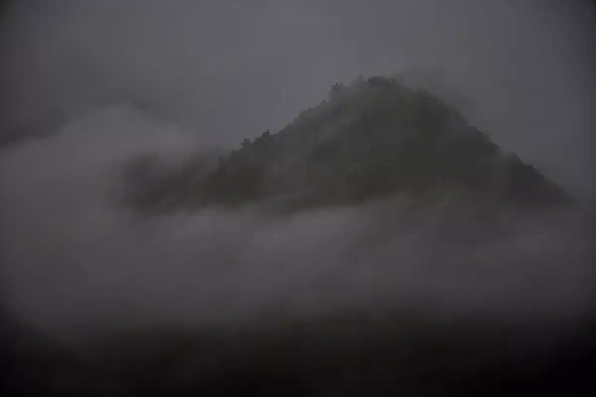 【平ヶ岳登山】平ヶ岳-周りは雲がいっぱいで間近な景色だけが見える