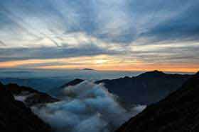【穂高岳登山】白山へ日が沈む